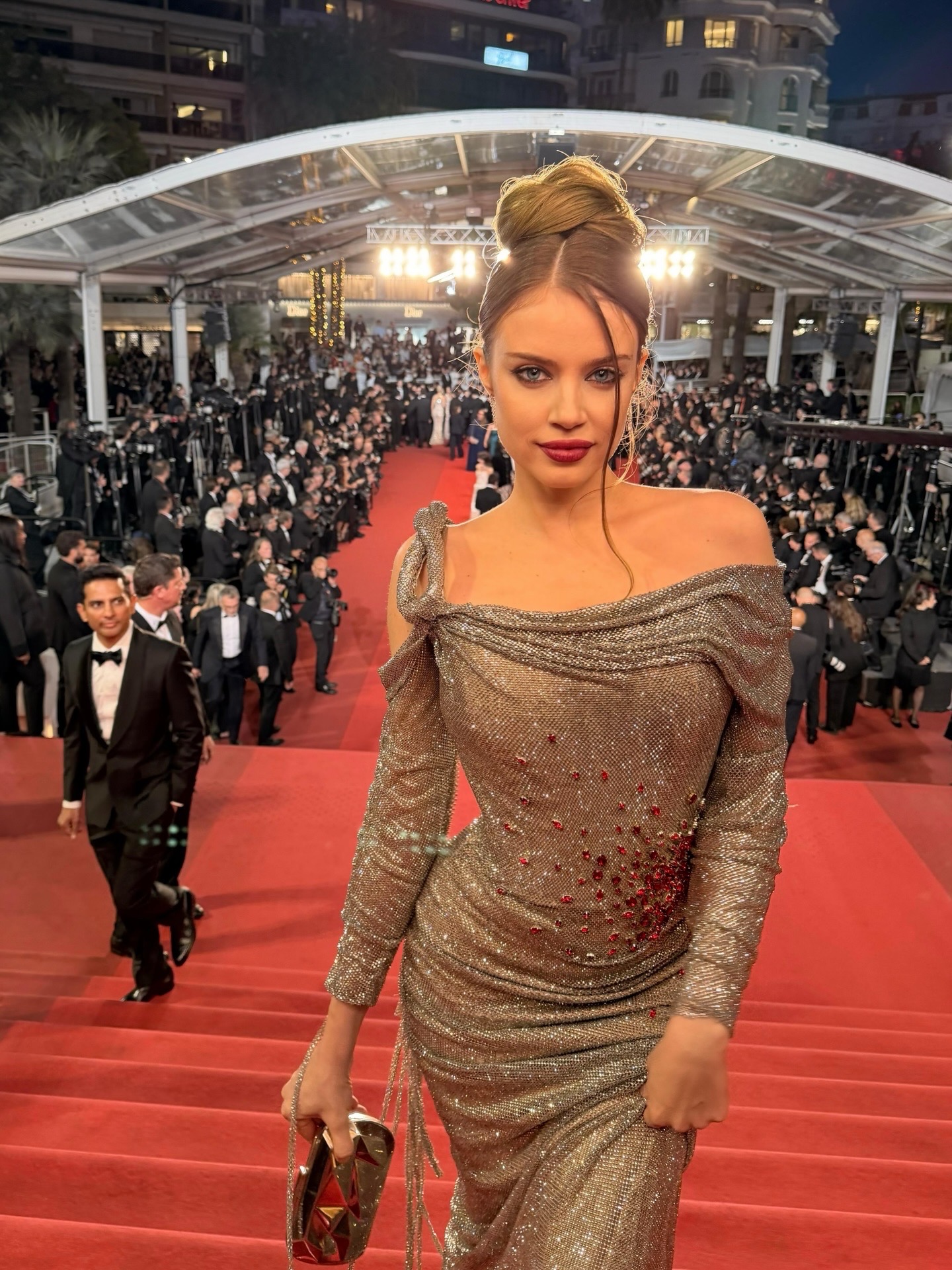 Xenia Tchoumi na escadaria do tapete vermelho do Festival de Cannes com a Campari, 2026