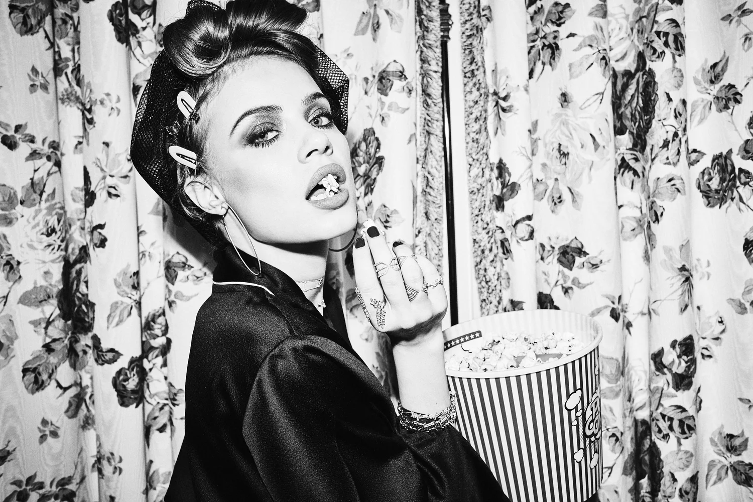 Xenia Tchoumi na campanha Djula Diamonds para a Vogue Paris, fotografada por Ellen von Unwerth