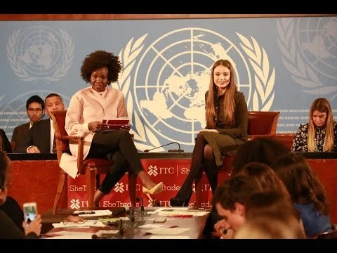 Xenia Tchoumi palestrando nas Nações Unidas