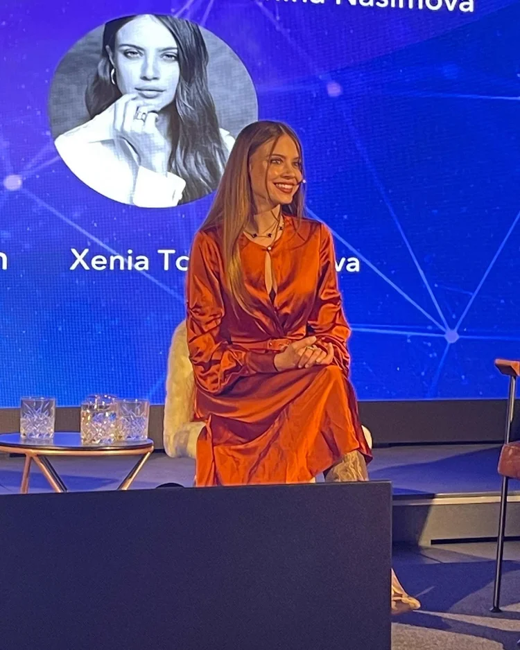 Xenia Tchoumi palestrando no Swiss Economic Forum